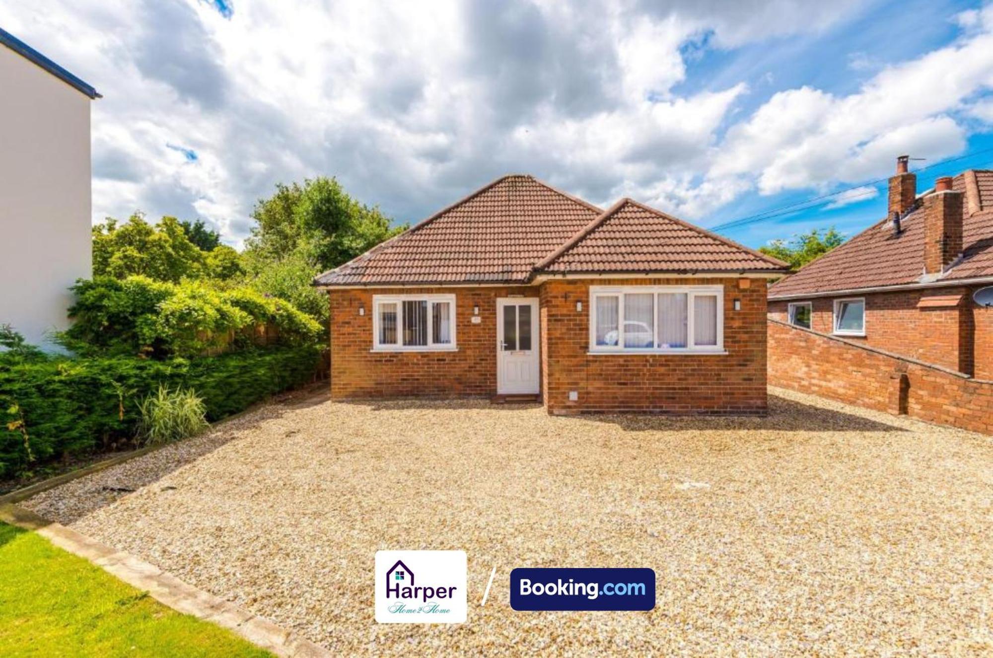 Spacious Detached Bungalow By Harperletting Short Lets & Serviced Accommodation Buckely With Pool Table & Driveway Buckley Exteriör bild